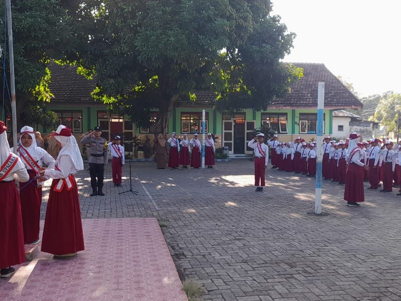 UPACARA BENDERA BERSAMA BHABINKAMTIBMAS ALASMALANG